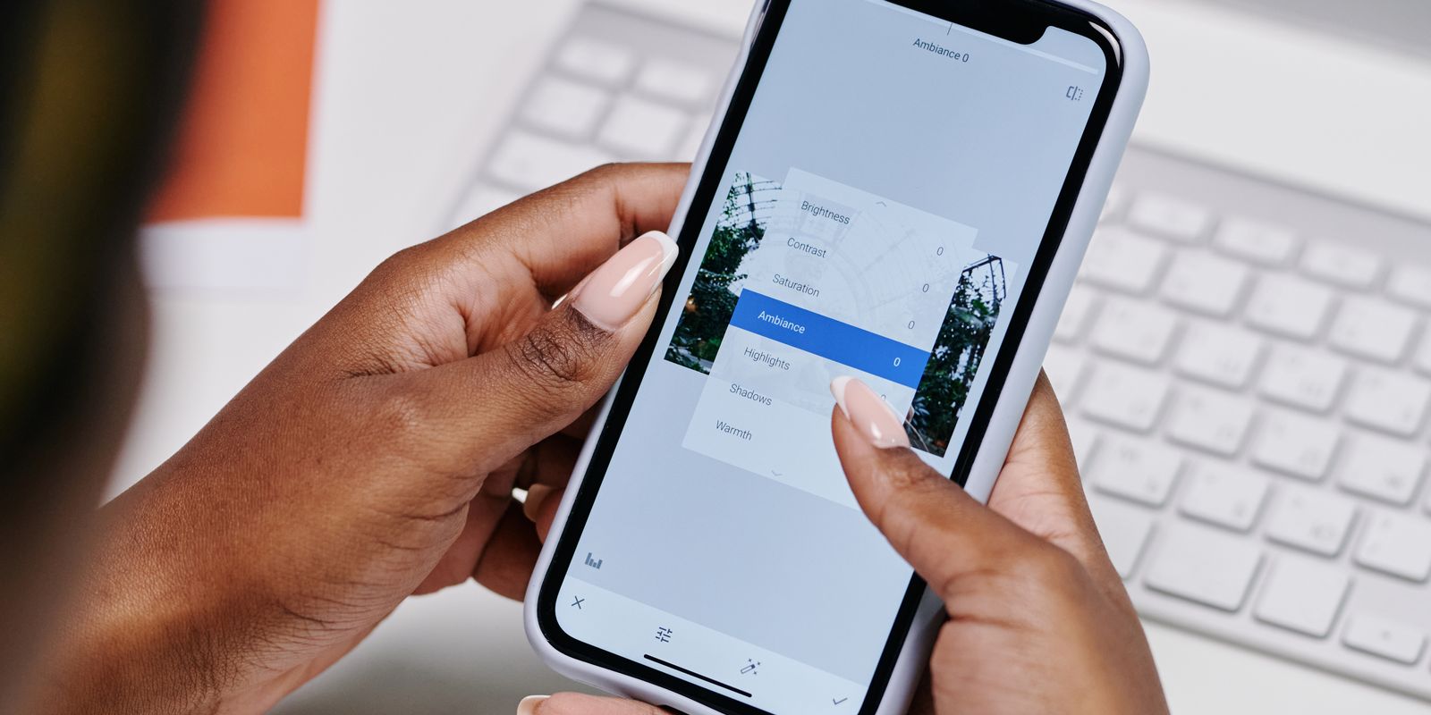 Hender som bruker en mobilapp