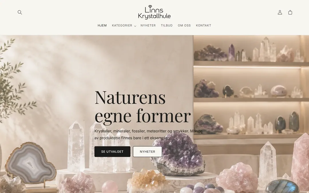 Forsiden til nettbutikken linnskrystallhule.no med overskriften Naturens egne former og krystaller på en hylle