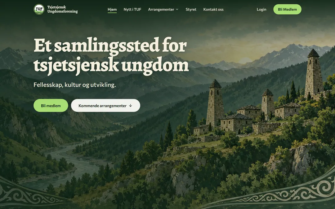 Forsiden til tufnorge.no med overskriften Et samlingssted for tsjetsjensk ungdom og knappene Bli medlem og Kommende arrangementer, over et maleri av steintårn i en grønn fjelldal